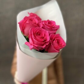 Букет из 5 малиновых роз Эквадор в упаковке
