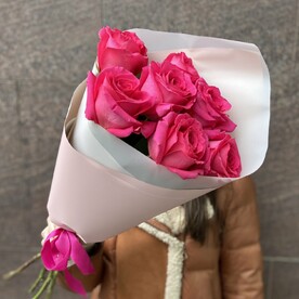 Букет из 7 малиновых роз в упаковке