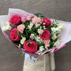 Букет «Яркий день» (розы, кустовая роза, альстромерия, диантусы, эустома, гиперикум, зелень)