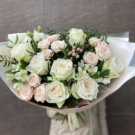 Букет «Будь счастлива» (пионовидные розы, кустовые розы, альстромерии, эустома, зелень)