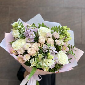 Букет "Лавандовый раф" (розы, кустовые розы, сантини, матиола, альстромерии, эустома, зелень)