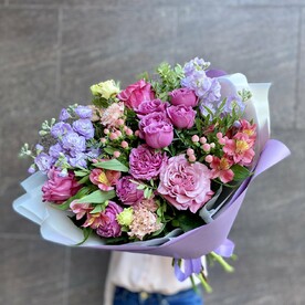 Авторский букет "Осколки лета" (пионовидные розы, кустовые розы, матиола, эустома, гиперикум, альстромерия, зелень)