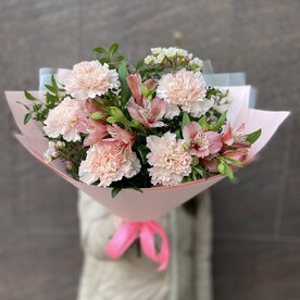 Букет "Розовый рассвет" (диантусы, альстромерия, ваксфлауер, зелень)