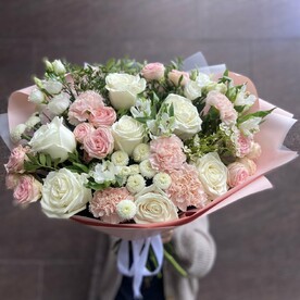 Авторский букет «Облако любви» (Роза, кустовая роза, хризантема кустовая, альстромерия, ваксфлауер, эустома, диантусы, фисташка)