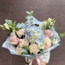 Букет "Моря нет, давайте купаться в цветах" (гортензия, роза, эустома, диантус, кустовая роза, эвкалипт)