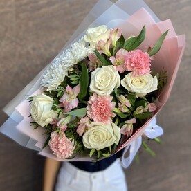 Букет «Любимая моя» (хризантема, розы, альстромерия, диантусы, зелень)