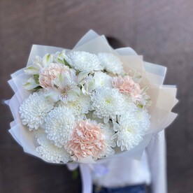 Букет «Зефирный» (Диантусы, Хризантема кустовая, Альстромерия)