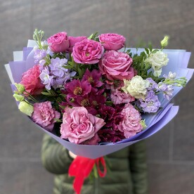 Букет «Ягодный» (роза пионовидная, роза кустовая, матиола, альстромерия, эустома)