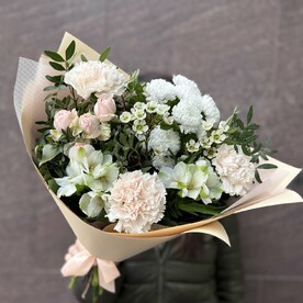 Букет «Просто вместе» (диантусы, хризантема кустовая, ваксфлауер, альстромерия, роза кустовая)