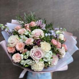 Авторский букет "Сказка на ночь" (роза, кустовая роза, матиола, альстромерия, ваксфлауер, диантус, зелень)