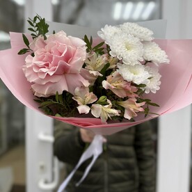 Букет «Просто так» (французская роза, хризантема кустовая, альстромерия, зелень)
