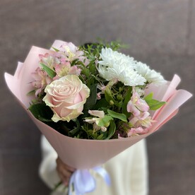 Букет «Если ты со мной» (Хризантема кустовая, Альстромерия, Роза, зелень)