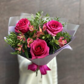 Букет "Без слов" (розы, альстромерии, зелень)