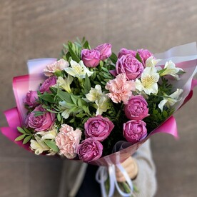 Букет «Малиновое варенье» (пионовидная роза, диантусы, альстромерия)