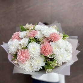 Букет "Ей понравится" (хризантемы кустовые, диантусы, альстромерия)