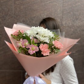 Букет «Для неё (хризантема, диантусы, альстромерия)
