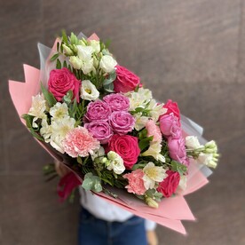 Авторский букет "Ягодный" (розы, кустовые пионовидные розы, диантусы, альстромерия, эустома, зелень)