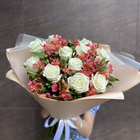 Авторский букет "Я буду всегда с тобой" (розы, альстромерии, зелень)