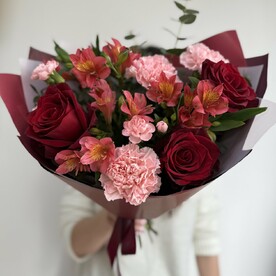 Букет «Красный бархат» (роза, альстромерия, диантус, диантус кустовой, эвкалипт)