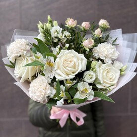 Букет «Легкое дыхание» (роза, кустовая роза, эустома, альстромерия, диантусы, ваксфлауер, зелень)