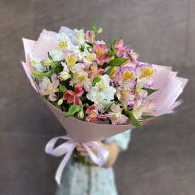 Букет из 9 нежных альстромерий