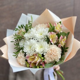 Букет «Маленькое счастье» (хризантема, альстромерия, диантусы)