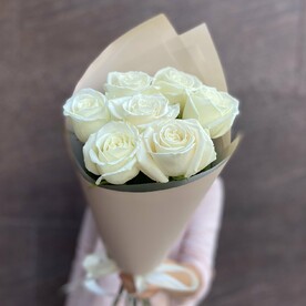 Букет из 7 белых роз Эквадор с упаковкой