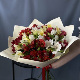 Яркий букет из альстромерии