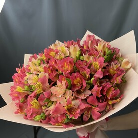 Весенний букет из Альстромерии