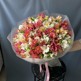 Нежный Весенний букет из Альстромерии