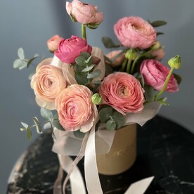 Композиция из ранункулюсов с эвкалиптом