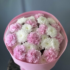 Воздушный букет из хризантемы и диантусов