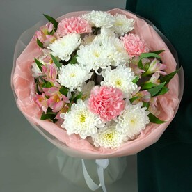 Нежный букет с хризантемами, диантусами и альстромерией