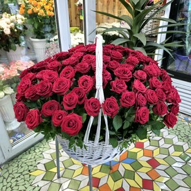 Корзина из 101 красной розы