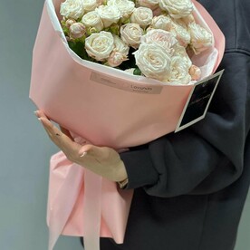 Букет из 5 кустовых роз в оформлении