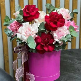 Композиция из 15 французских роз с эвкалиптом