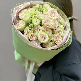 Букет из 13 кустовых роз