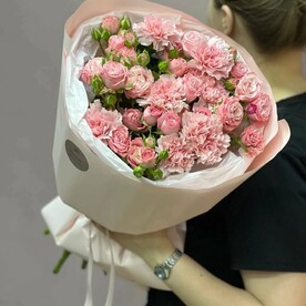 Букет сборный с кустовой розой и диантусами