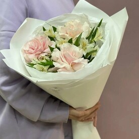 Букет с французской розой и альстромерией