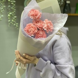 Букет из 5 диантусов в оформлении