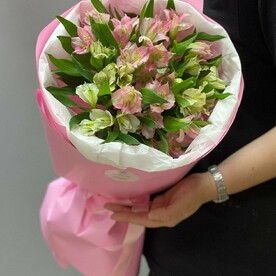 Букет из 7 альстромерий в оформлении