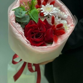 Сборный букет с французской красной розой