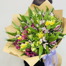 Букет из яркой альстромерии