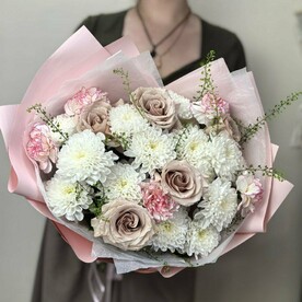 Букет из роз, хризантем и гвоздик