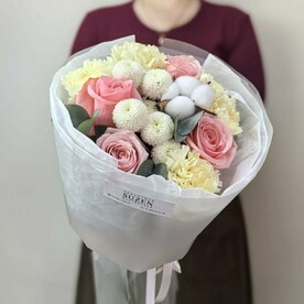 Авторский букет из роз, гвоздик, хризантем с хлопком