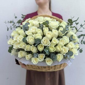 101 роза в корзине