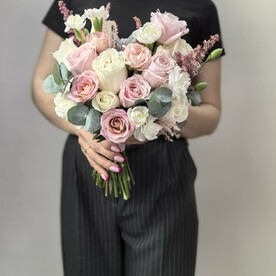 Букет невесты из роз и диантусов