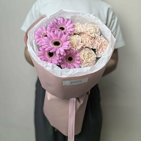 Букет из гвоздик и минигерберы