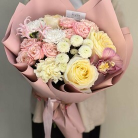 Авторский букет из роз, орхидей, хризантема, гвоздики