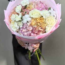 Авторский букет из гвоздик, роз, гортензий